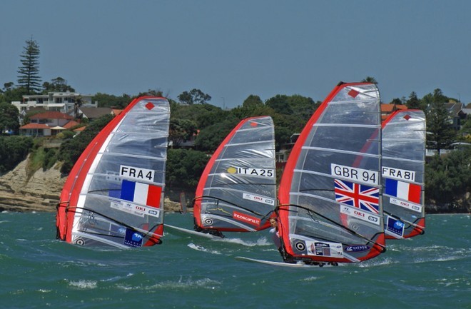 <b>The bulk of the fleet heads out to sea and the port layline in the 2008 RS:X Worlds, Womens Medal Race</b> © Richard Gladwell www.photosport.co.nz