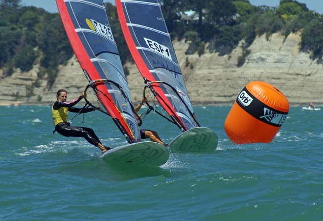 <b>Sensini still rounds ahead of Manchon, but with a very reduced lead at the first mark of the 2008 RS:X Worlds, Womens Medal Race</b> © Richard Gladwell www.photosport.co.nz