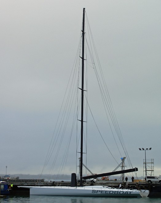 The 44.3 metre high deck-stepped mast was designed and built by Southern Spars. It is the tallest and most powerful maxi rig produced by the Southern Spars yet © Richard Gladwell www.photosport.co.nz