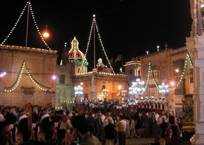 Street after street full of milling crowds © BW Media
