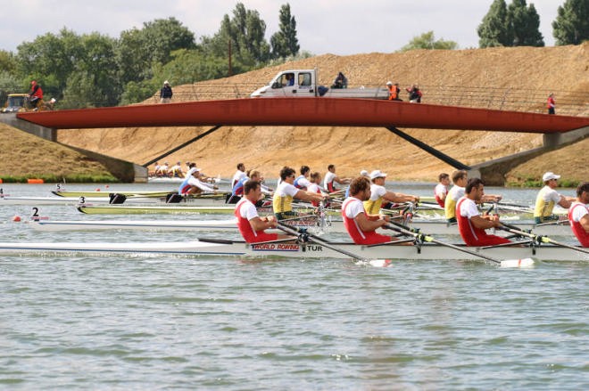 Crews come under the bridge to the start © Rob Bristow www.rowinginfo.info