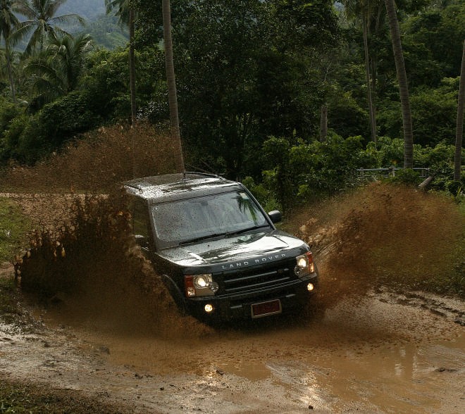 The Editor of Yachtstyle makes a splash - Land Rover Experience - KSR 2007   © Guy Nowell http://www.guynowell.com