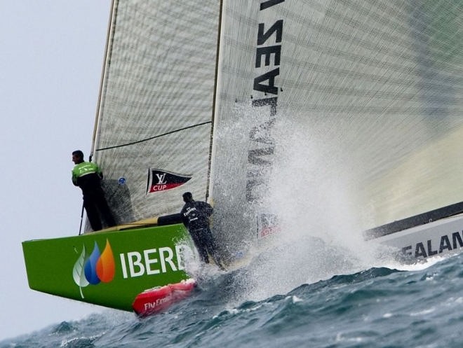 One up, one down, in the pre-start of Louis Vuitton Cup Day 7 © ACM2007/Vincent Bosch