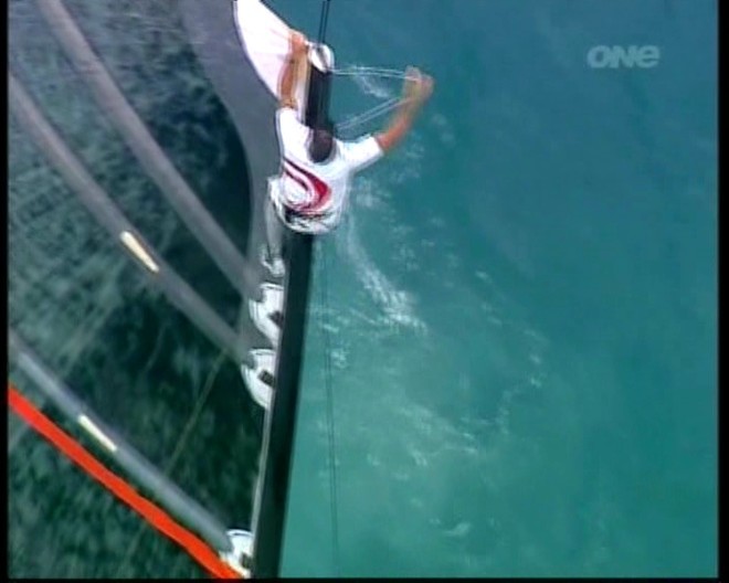 1 - Appears to strip out release halyard from masthead © Event Media