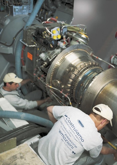 Pershing technicians installing the “booster” 5,100 HP gas turbine of the 115. © Ocean Magazine http://www.oceanmagazine.com.au/