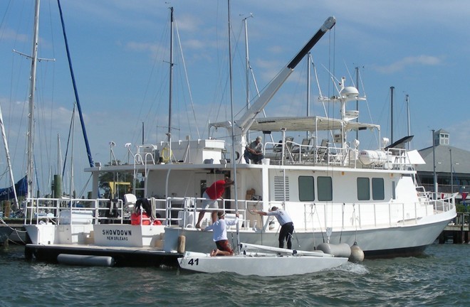 Showdown support boat © Powerboat-World.com http://www.powerboat-world.com
