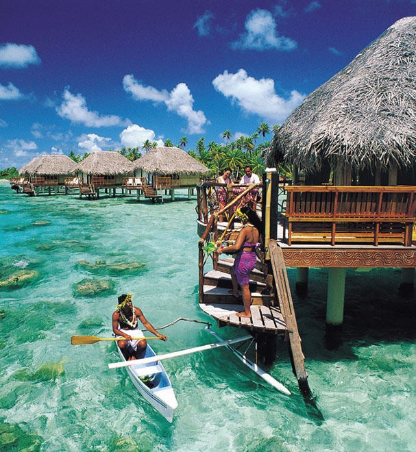 Tahiti canoes © Mariner Boating Holidays http://www.marinerboating.com.au