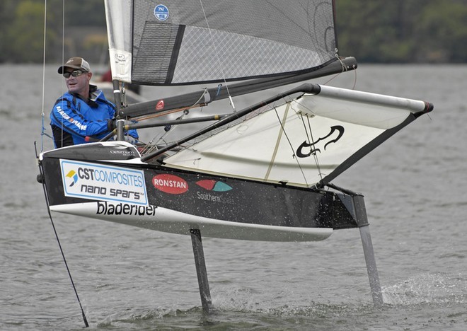 Kevin Hall (USA/NZL) racing at the 2009 Moth Worlds at Cascade Locks, Oregon © Sean Trew (Pacific Fog) http://www.pacificfog.net/