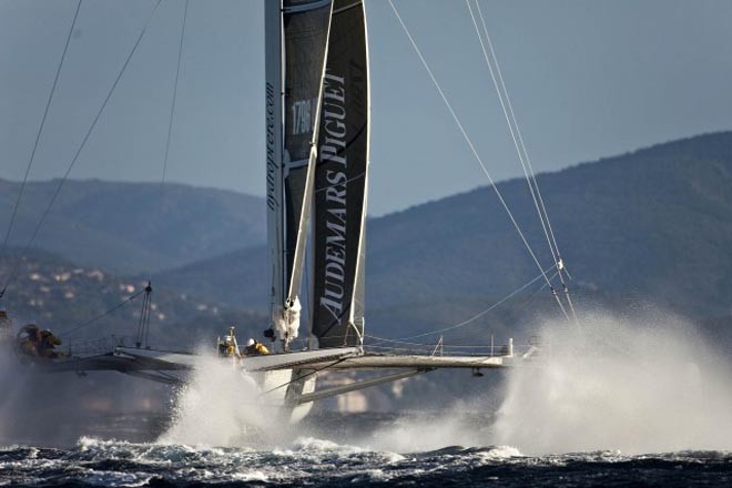 l’Hydroptere smashes the speed record for one nautical mile © Guilain Greiner http://www.hydroptere.com/