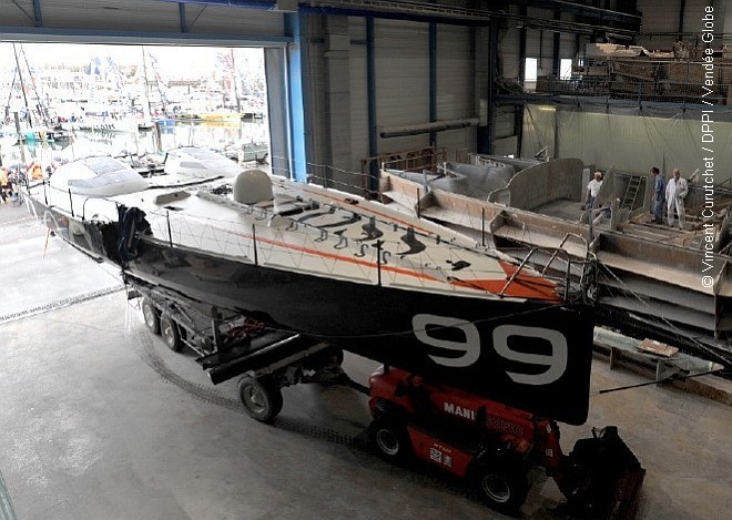 HUGO BOSS is moved to cover as repair work begins © Vendee Globe 2008 http://www.vendeeglobe.org