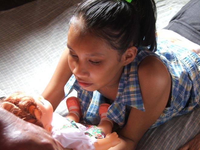 Jazmin with doll - Great Amazon Raft Race © Robert Dowling http://amazonquest.net