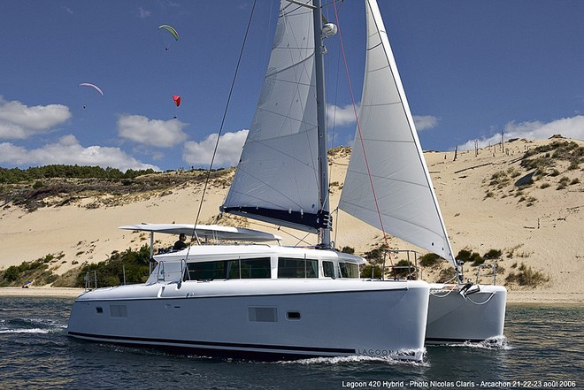 Lagoon 420 from abeam © Beneteau-Vicsail .