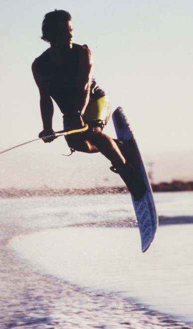 America’s Mike Avila performs a superb bunny hop on a fun ski a few years ago. Incredibly, it was even after he hurt his arm. (Photographer unknown) © skirace .net www.skirace.net