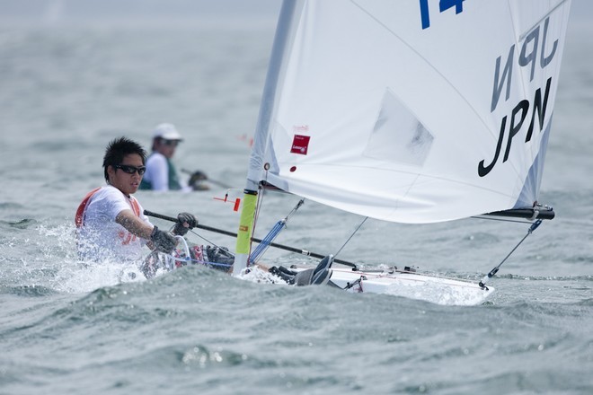 Japan’s ace Takahiro suffering strong wind and wave. © Kauro Soehata