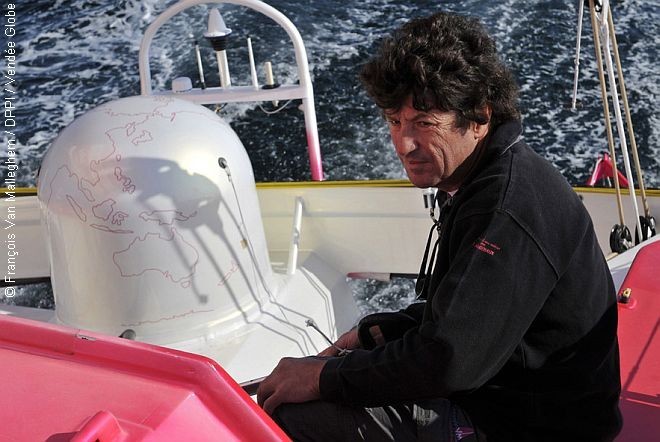 Jean Le Cam on VM Matériaux made distress call to his shore team this morning at 00:26 GMT   © Vendee Globe 2008 http://www.vendeeglobe.org
