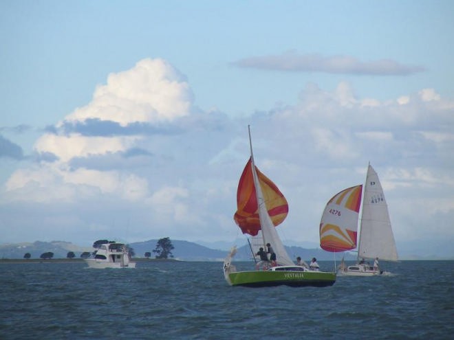 Vestalia’s prizewinning glamour hoist half way up a beat in the 2007 CRC Pied Piper Nationals  © Event Media