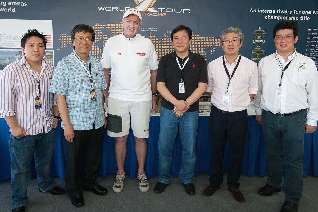 Peter Gilmour with guests in the WMRT hospitality lounge. Monsoon Cup 2009. Kuala Terengganu, Malaysia. 5 December 2009. Photo: Gareth Cooke/Subzero Images © Gareth Cooke Subzero Images/Monsoon Cup http://www.monsooncup.com.my
