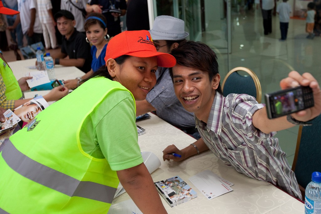 Meet and Greet with celebrities at the Monsoon Cup 2009. Kuala Terengganu, Malaysia. 2 December 2009. Photo: Sander van der Borch / Subzero Images © Gareth Cooke Subzero Images/Monsoon Cup http://www.monsooncup.com.my