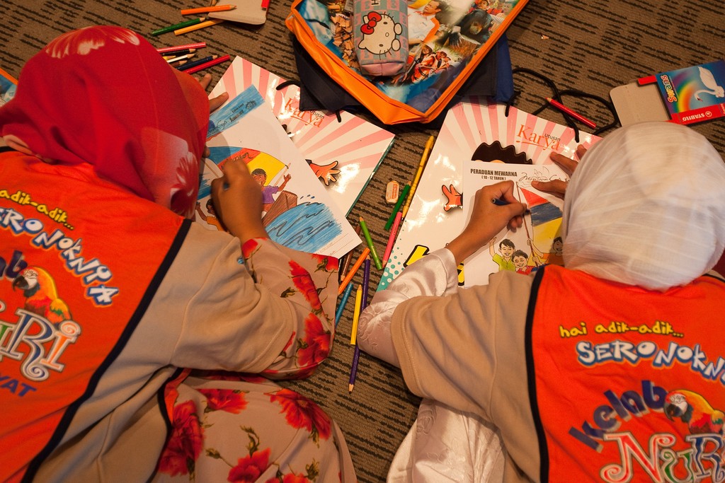 Children Coloring Contest. Monsoon Cup 2009. Kuala Terengganu, Malaysia. 5 December 2009. Photo: Sander van der Borch / Subzero Images © Gareth Cooke Subzero Images/Monsoon Cup http://www.monsooncup.com.my