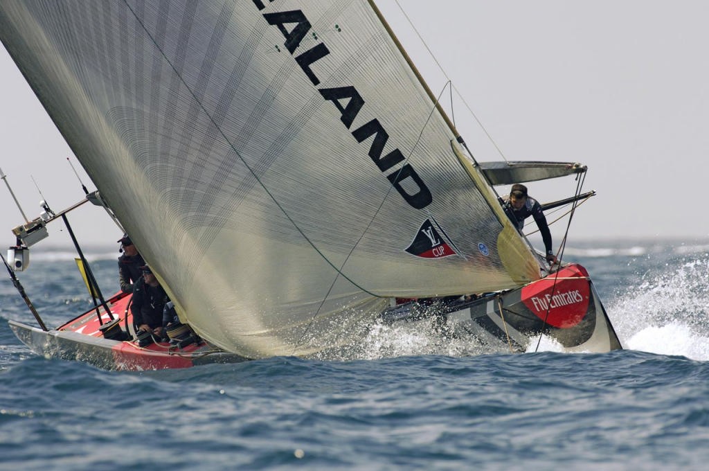 Emirates Team New Zealand NZL92 rounds the first top mark 35 seconds ahead of Desafio Espanol ESP97 in match five of the Louis Vuitton Cup semi finals. 19/5/2007 &copy; Emirates Team New Zealand / Photo Chris Cameron ETNZ 
