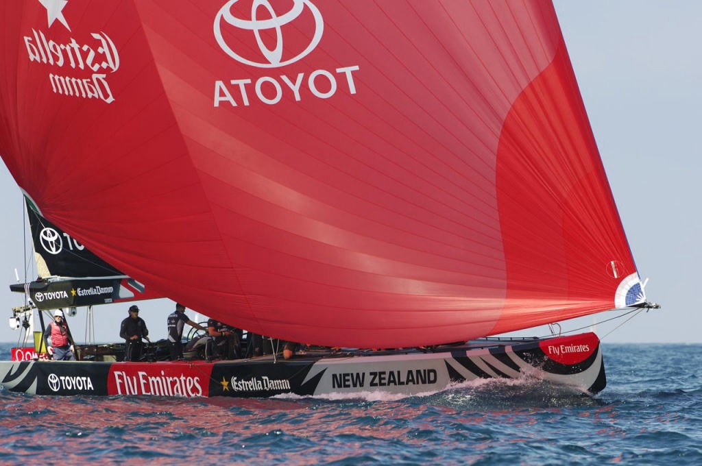 Emirates Team New Zealand helmsman Dean Barker steers NZL92 to the finish line for a delta of one minute 49 seconds over Desafio Espanol ESP97 in match five of the Louis Vuitton Cup semi finals. 19/5/2007 &copy; Emirates Team New Zealand / Photo Chris Cameron ETNZ 