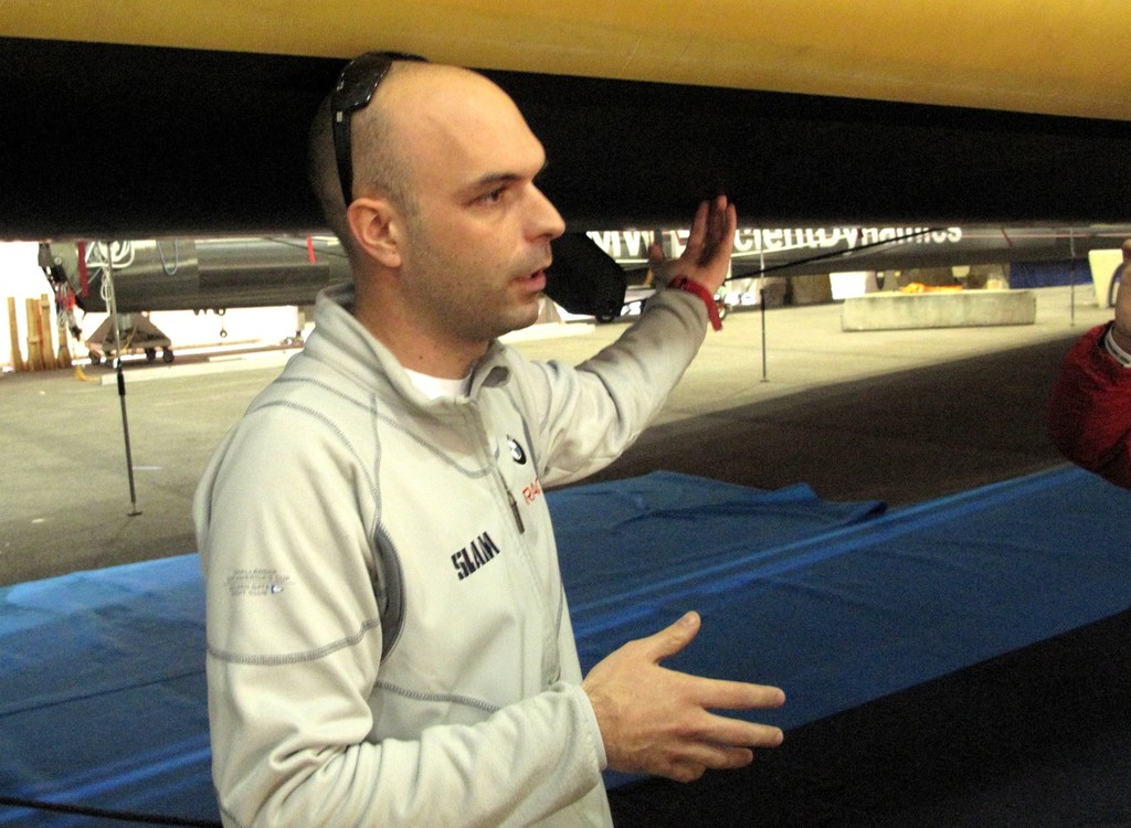 Joseph Ozanne explaining details about the wing, see mast in the background © Jean Philippe Jobé