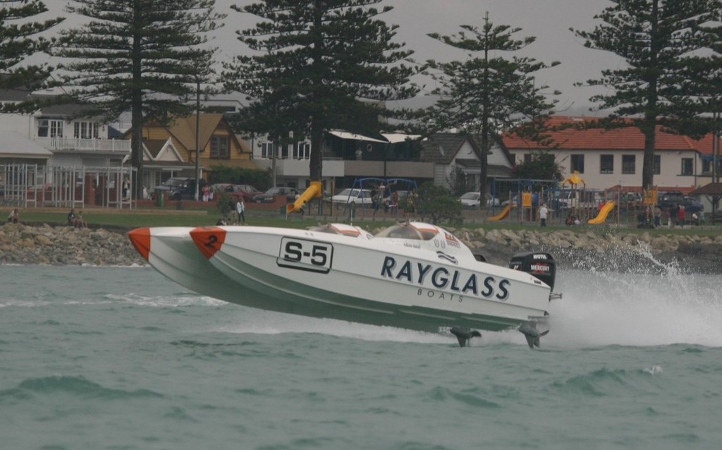 Defendng titleholder ’Rayglass’ Kelly Smith and father Grant aboard, took full advantage of ’Doosan’s DNS and now move to the championship lead in Superboat Lite. © New Zealand Hydroplane Drivers Club .Phillip Hoskyn http://www.nzgrandprixhydroplane.com