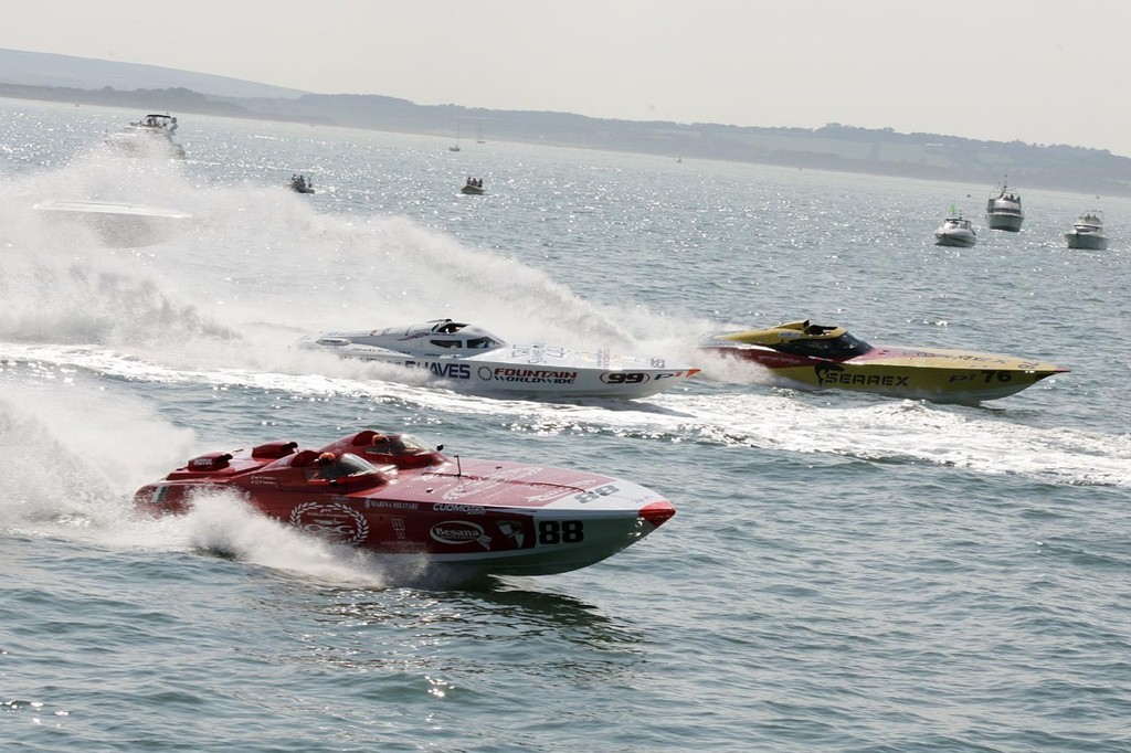 Close race action during The UIM Powerboat P1 British Grand Prix of the Sea.Cowes, Isle of Wight, UK.<br />
August 24th - 26th 2007. © Powerboat P1 World Championship http://www.powerboatp1.com