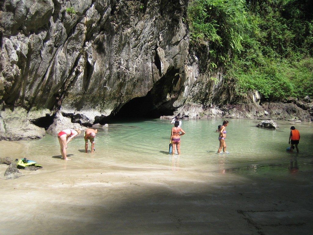Inside the Emerald cave - Laanta Lanta Festival © Graeme Belshaw