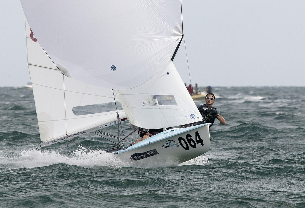 Nic Asher and Elliot Willis (GBR) flying to a World title © Guy Nowell http://www.guynowell.com