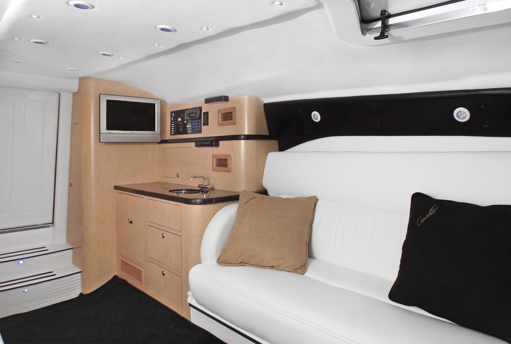 Galley is unobtrusive, but very well equipped. © SW
