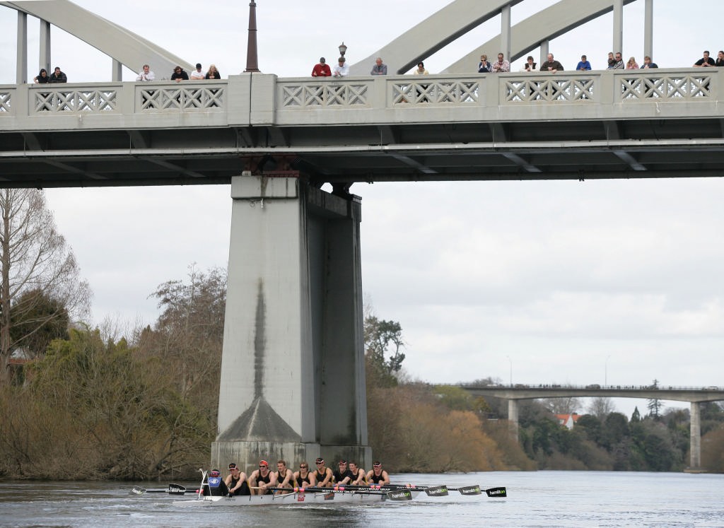 Waikato pass beneath Fairfield Bridge during the Gallagher Great Race, eights rowing on the Waikato River between the University of Waikato and Cambridge University from the UK, for the Harry Mahon Trophy, won by Waikato in Hamilton, </b> © Stephen Barker
