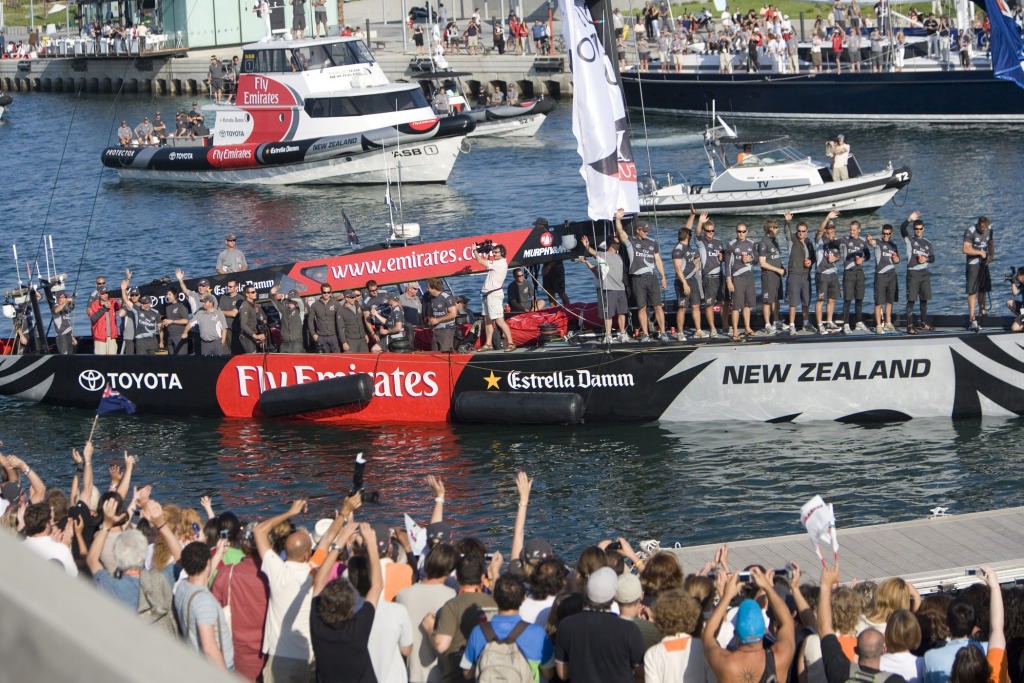 Louis Vuitton Cup Final Day 5 Emirates Team NZ enter Port America’s Cup © BMW Oracle Racing Photo Gilles Martin-Raget http://www.bmworacleracing.com