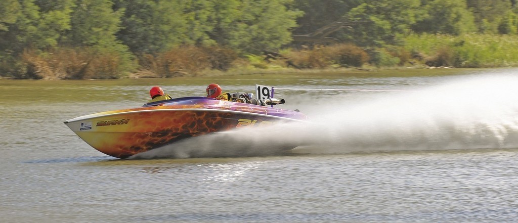 ’Blazen’, the Queensland campaigned Force 21 with Noel Griffin at the wheel, is rated a strong chance towing Mark Weaver and Tom Smith. - Southern 80 © Chris Beattie Club Marine http:///www.clubmarine.com.au
