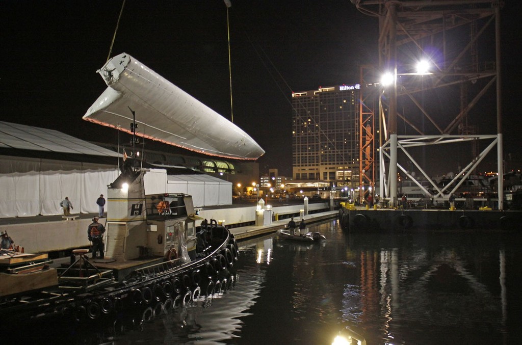 BMW ORACLE Racing - Wing loading on to 