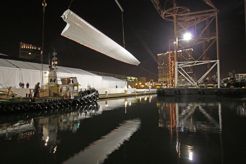 BMW ORACLE Racing - Wing loading on to 