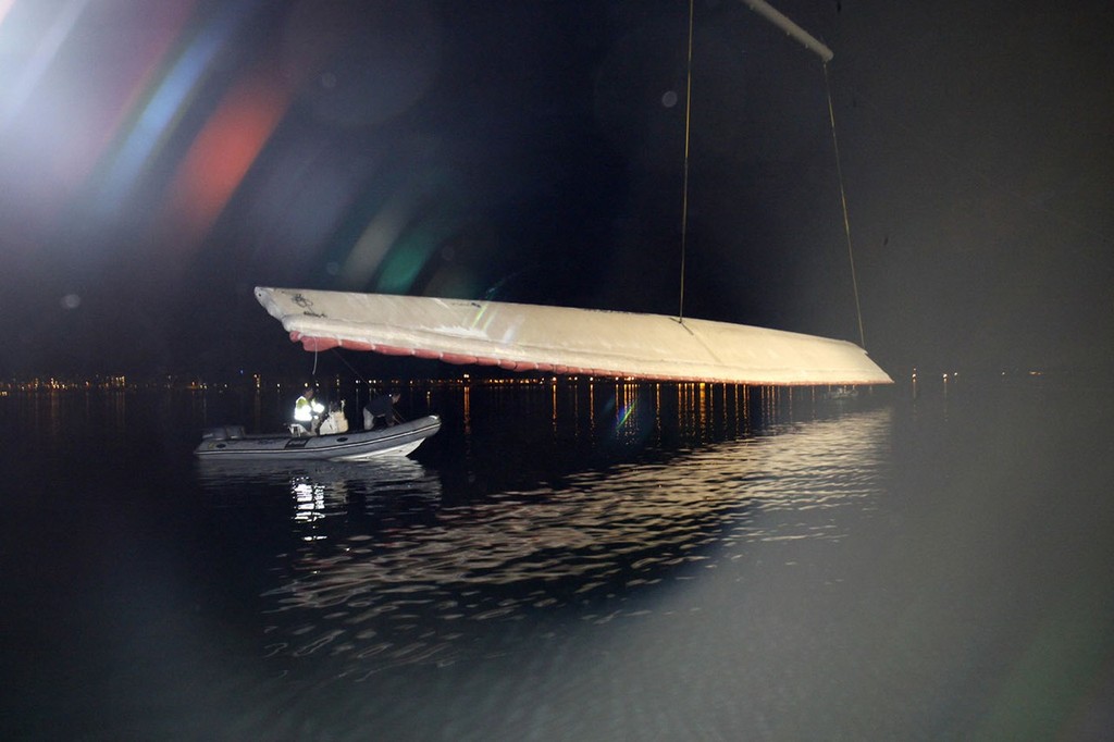 BMW ORACLE Racing - Wing loading on to 