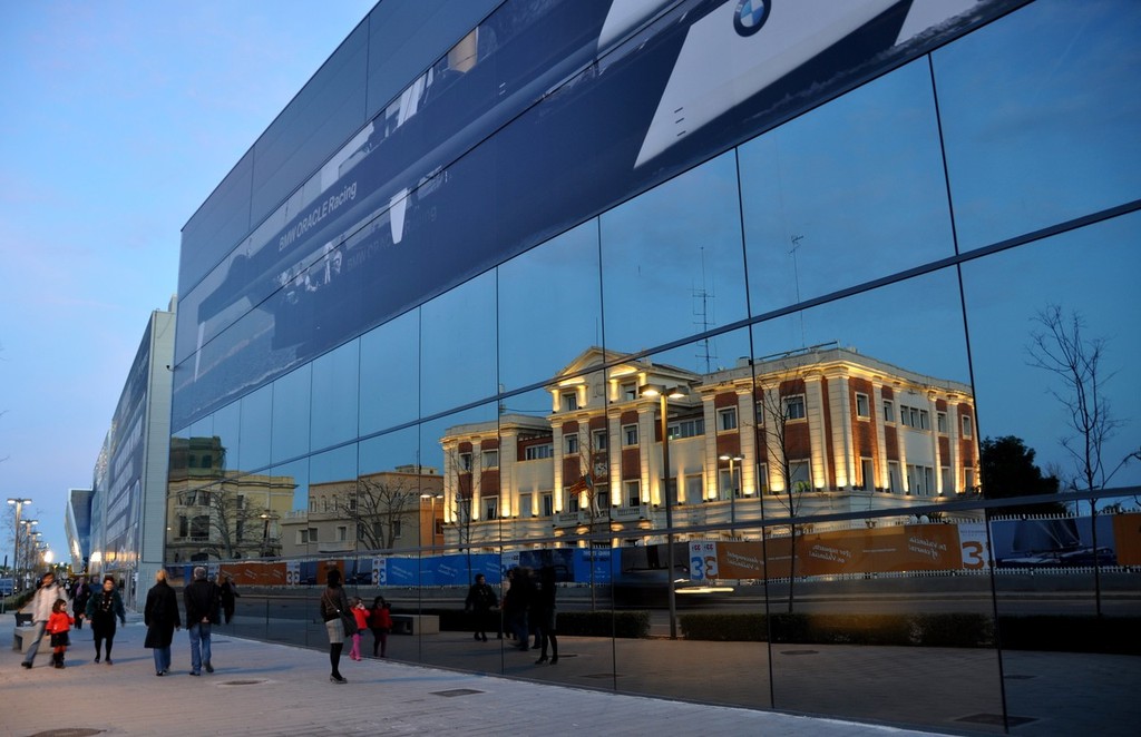 The old custom building being reflected in Oracle’s glass wall © Jean Philippe Jobé