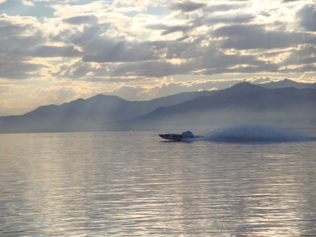 ’Team Amsoil’ winding up on the Salton Sea’ as it powers to a new world record.  © Mercury Marine