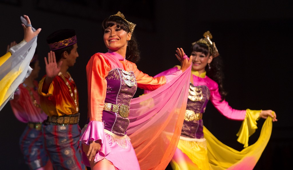 traditional Malaysian dancer from the group DBI preforms during the Monsoon Cup 2009. Kuala Terengganu, Malaysia. 3 december2009. Photo: Brendon O’Hagan/Subzero Images © Gareth Cooke Subzero Images/Monsoon Cup http://www.monsooncup.com.my