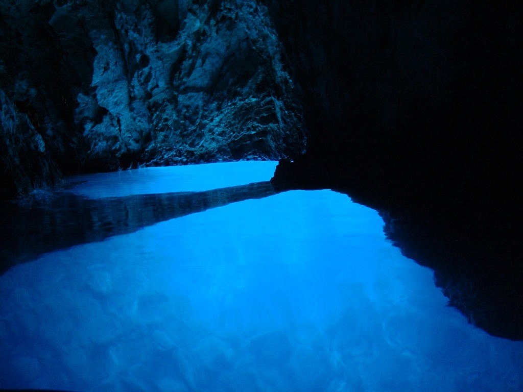 Blue Lagoon Bisevo Island near Vis © Ian & Andrea Treleaven