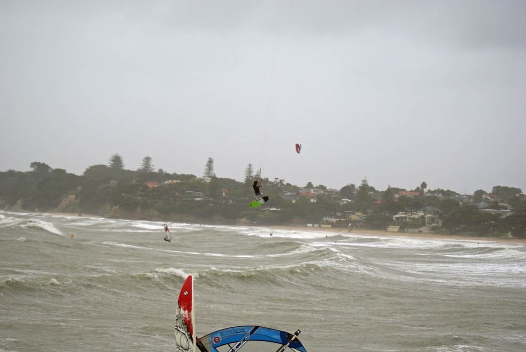 Coming in to land but still making big distance in the 40kt winds © Richard Gladwell www.photosport.co.nz