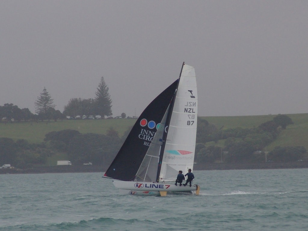 Aaron McIntosh and Bruce Kendall alongside the race fleet in the 2006 HSBC Coastal Classic © Richard Gladwell www.photosport.co.nz
