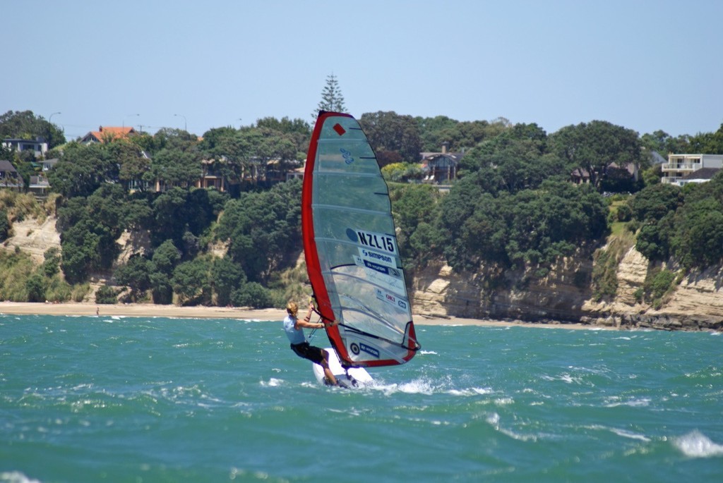 <b>Barbara Kendall heads for the cliffs at the south end of Takapuna Beach, although she is sailing out of the favourable incoming tide, she is getting away from the influence of Rangitoto Island on the port side of the course.</b> © Richard Gladwell www.photosport.co.nz