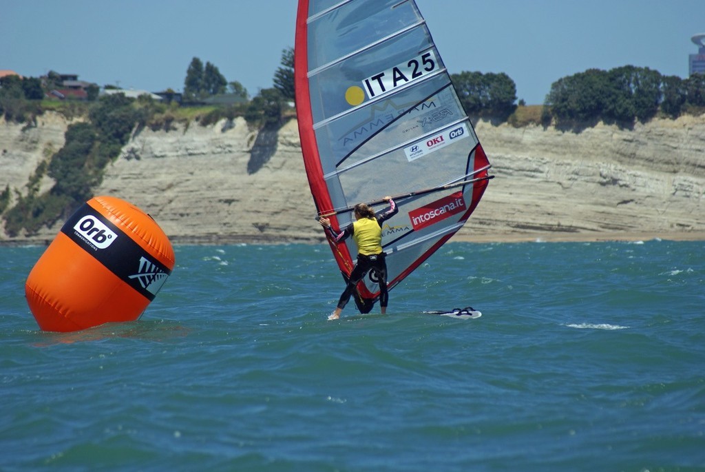 <b>Sensini underlays the windward mark and is forced to tack to get around</b> © Richard Gladwell www.photosport.co.nz