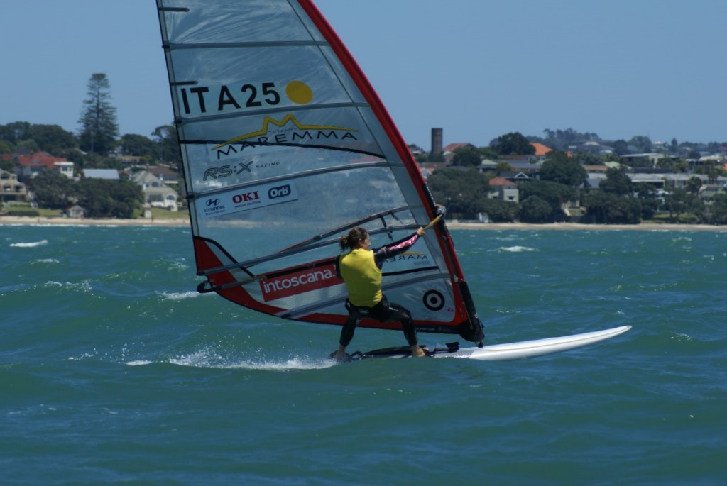 <b>Sensini sets off down the run on the second leg, sailing fast in the 20 kt breeze in the 2008 RS:X Worlds, Womens Medal Race</b> © Richard Gladwell www.photosport.co.nz