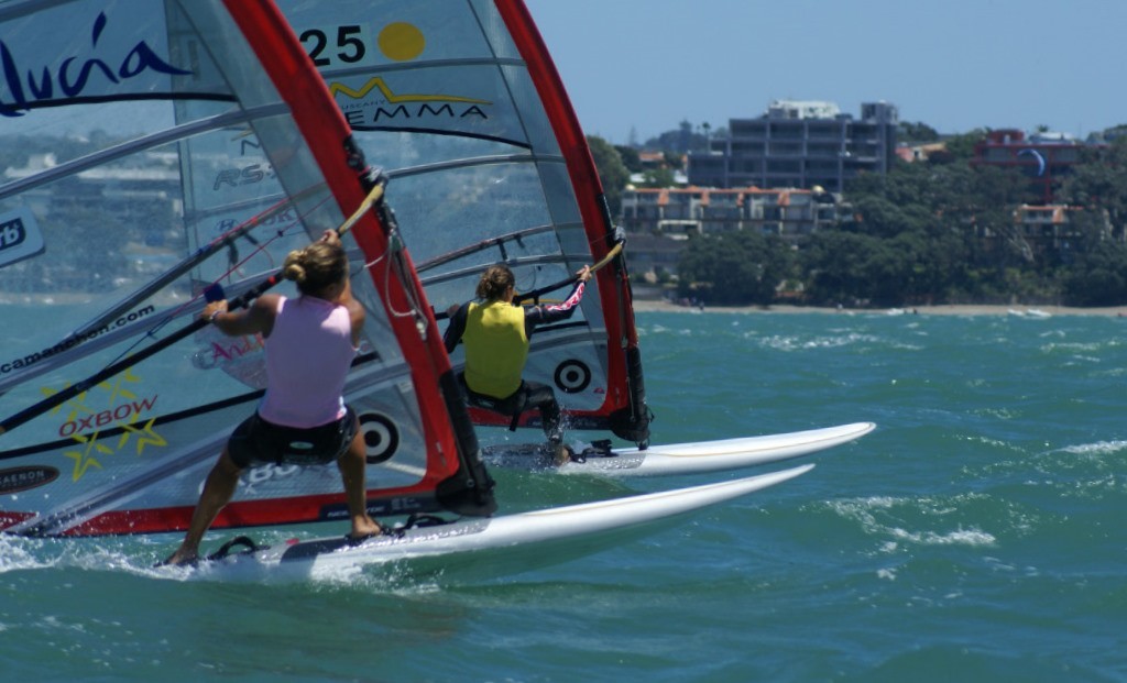 <b>Manchon (ESP) is on Sensini’s case, steps out to windward and is challenging the three times World champion for the lead in the 2008 RS:X Worlds, Womens Medal Race</b> © Richard Gladwell www.photosport.co.nz