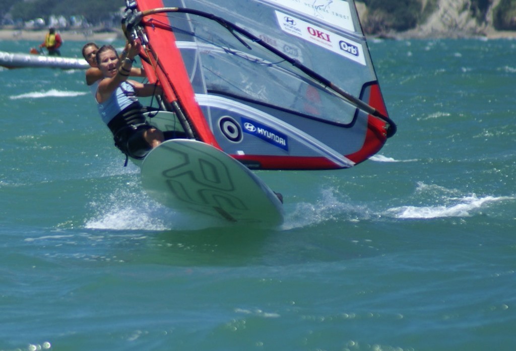 <b>Kendall, meanwhile is still on the charge, but can’t take the world title closing in on the finish of the 2008 RS:X Worlds, Womens Medal Race</b> © Richard Gladwell www.photosport.co.nz