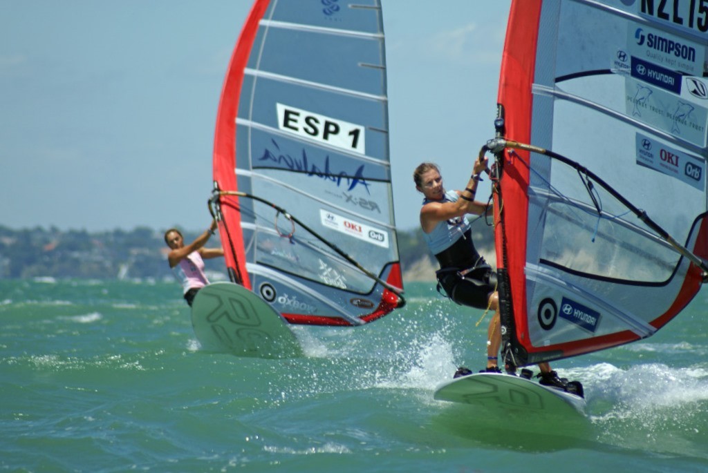 Kendall, although she has caught up a lot of ground has run out of runway in the 2008 RS:X Worlds, Womens Medal Race, and Blanca Manchon (ESP-1)  follows in third place.</b> © Richard Gladwell www.photosport.co.nz