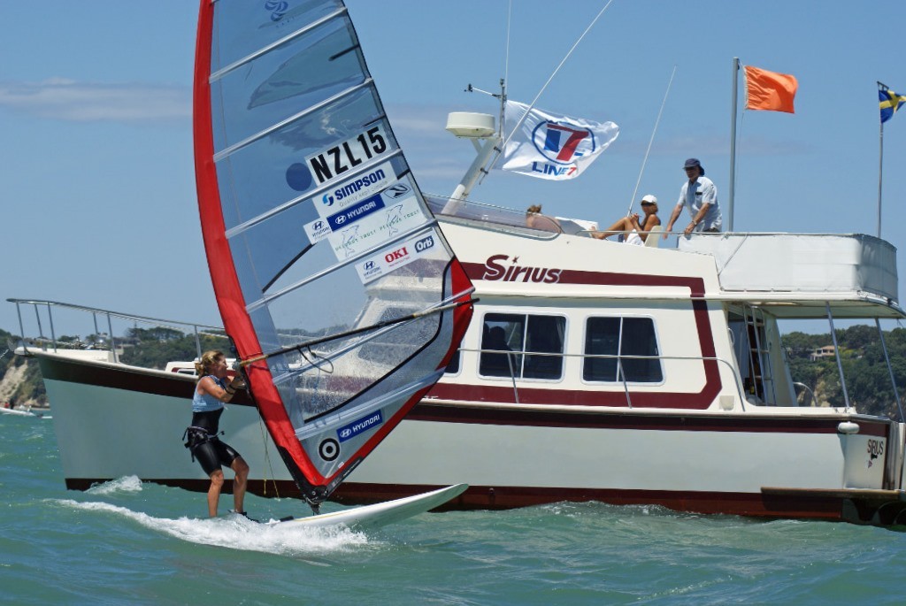 <b>Kendall squares away to run across the finsih line and take second place in the 2008 RS:X Worlds, Womens Medal Race</b> © Richard Gladwell www.photosport.co.nz